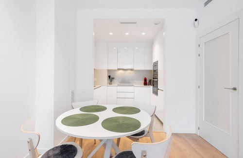 El Besos i el Maresme Apartment | Modern Diagonal Mar Oasis: 2BR Apartment with Pools & Parking