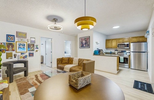 Croissant Park Apartment | Modern dog friendly home with fully equipped kitchen and quick airport access