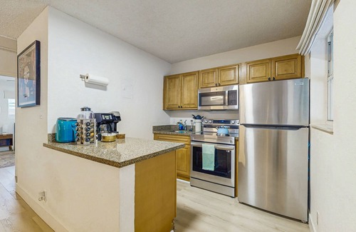 Croissant Park Apartment | Modern dog friendly home with fully equipped kitchen and quick airport access