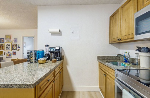 Croissant Park Apartment | Modern dog friendly home with fully equipped kitchen and quick airport access