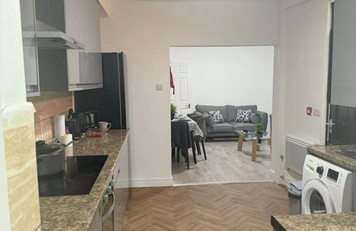 Rusholme House | Modern Double Room with Free Internet