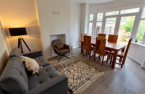 Barnt Green House | Modern Double Room with Broadband, Private TV and seating area - Room 1