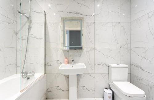 Canning Town North House | Modern double room with shared bathroom