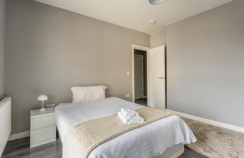 Canning Town North House | Modern double room with shared bathroom