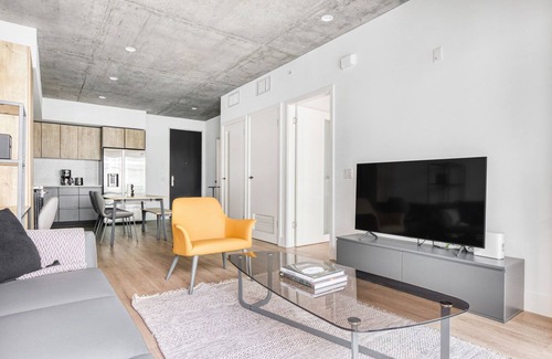 City West Apartment | Modern Downtown 1BR w/Pool, Gym & W/D near Staples Center, by Blueground