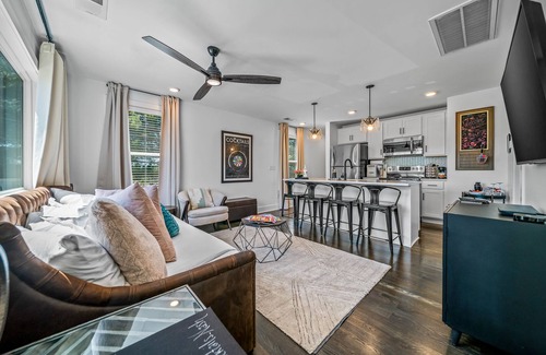 McFerrin Park Apartment | 🌆💎 Modern Downtown Retreat: Stylish 1BR Apt w Urban Charm ✨🌃