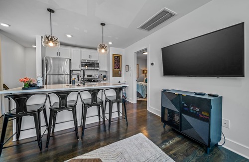 McFerrin Park Apartment | 🌆💎 Modern Downtown Retreat: Stylish 1BR Apt w Urban Charm ✨🌃