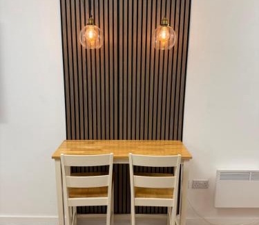 Bow House | Modern East London Apartment with Private Studio & Guest Rooms-Near Bow, Victoria Park