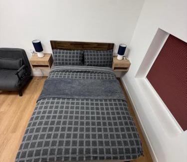 Bow House | Modern East London Apartment with Private Studio & Guest Rooms-Near Bow, Victoria Park