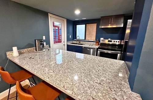 Hyde Park House | Modern Elegance: 2-Bedroom Home w/ Pool, Chic Design - MUST SEE