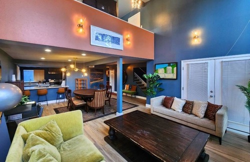 Hyde Park House | Modern Elegance: 2-Bedroom Home w/ Pool, Chic Design - MUST SEE