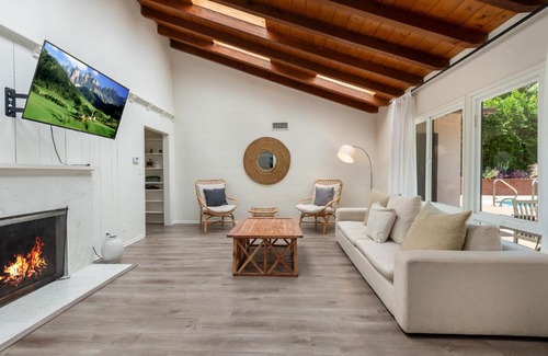 Hollywood Hills West House | Modern Elegance 3BR House with Sparkling Jacuzzi!