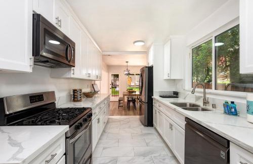 Hollywood Hills West House | Modern Elegance 3BR House with Sparkling Jacuzzi!