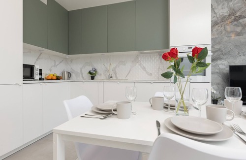 Baluty Apartment | Modern Elegance Apartment with Parking & AC next to Manufaktura