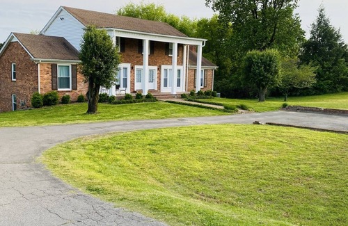 Nashville House | Modern | Elegant | Convenient