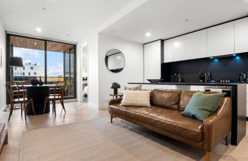 Collingwood North Apartment | Modern, Elegant Oasis