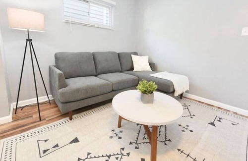 South Side Slopes House | Modern & Elegant Retreat on Monastery I 3BR