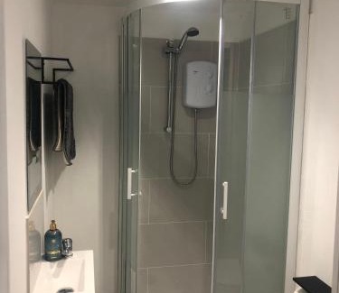 Newport Bed & Breakfast | Modern En-suite Double Room