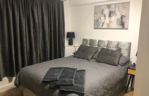 Newport Bed & Breakfast | Modern En-suite Double Room