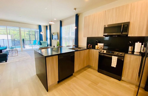 Four Corners House | MODERN END UNIT VILLA🌟 SUNNY | 30min ➡️ Disney! 🌴🐾