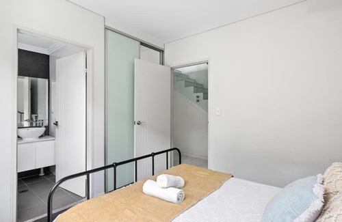 Revesby House | Modern Ensuite Queen Room - Serene Spot at Revesby