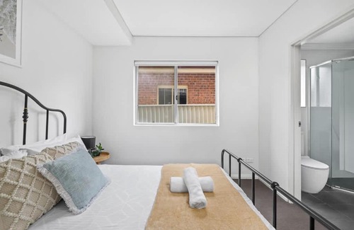 Revesby House | Modern Ensuite Queen Room - Serene Spot at Revesby