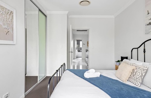 Revesby House | Modern Ensuite Queen Room - Serene Spot at Revesby