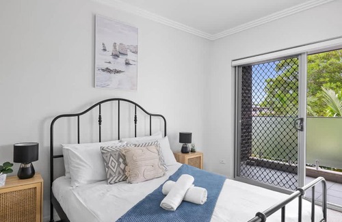 Revesby House | Modern Ensuite Queen Room - Serene Spot at Revesby