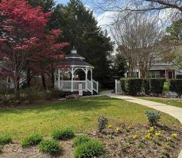 Charlotte House | Modern Entire 2-Bedroom House for 6 Guests at University City