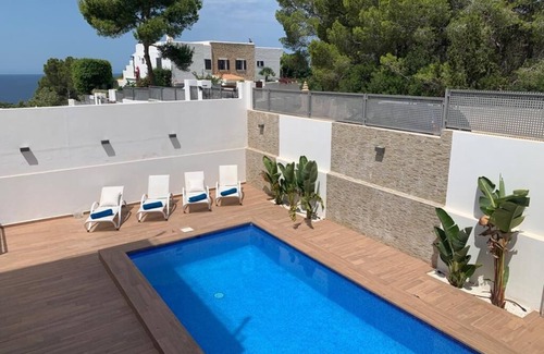 Cala Vadella Villa | Modern villa with pool, BBQ, sun terrace & seaview