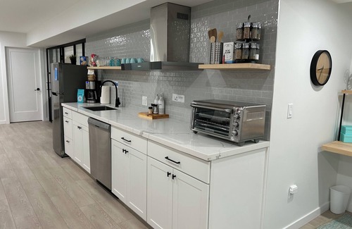 Oro-Medonte House | Modern Escape: boutique style 3 Bedroom Gallery Suite near SKI HILLS/VETTA SPA.