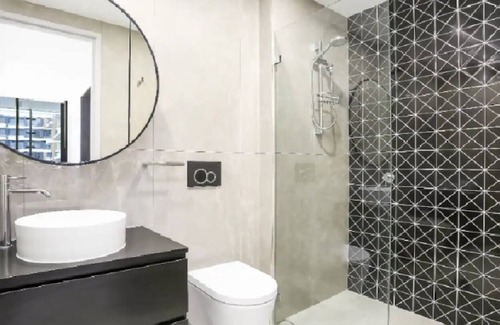 Pagewood House | Modern Escape: Gym, Heated Pool, Spa, Jacuzzi & Garden with BBQs, Pet Friendly