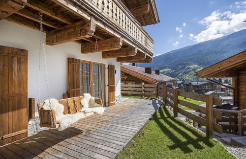 Bramberg am Wildkogel Ski Chalet | Modern Family Chalet, Pet Friendly, Sauna, Mountain Views
