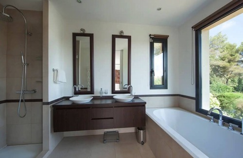 Les Maillans Villa | Modern family friendly villa - heated salt pool, jacuzzi - close to Valbonne