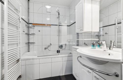 Homburg Apartment | Modern Family & Business Apartment in Homburg - ruhig gelegen - 3 SZ - bis zu 6 Pers - Balkon - Badewanne - WLAN 250 Mb - Parkplätze - Self-Check-in