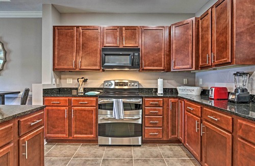 Bean Station Condo | Modern Family Condo with Pano Lake Views & Pool!