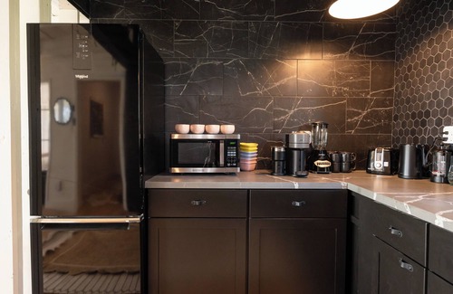 Coarsegold Cabin | Modern family friendly cabin near Yosemite. BBQ. Deck. WiFi. AC. Pet friendly.