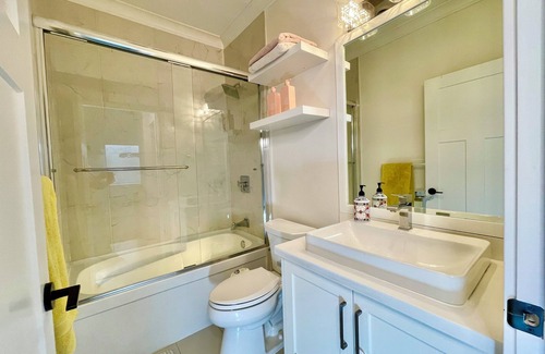 Grandview-Woodland House | Modern, family friendly space with Air conditioning, 8 min to Downtown!