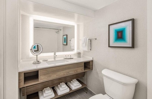 Florida Central Atlantic Coast Hotel | Modern Family-Friendly Unit near Disney World