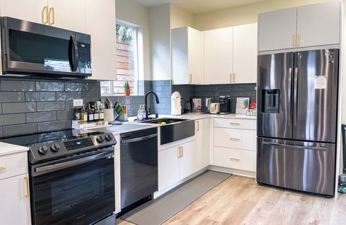 Minor House | Modern, Family Friendly, King Bed, AC, 65in TV Prime Locationn