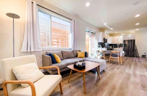 Minor House | Modern, Family Friendly, King Bed, AC, 65in TV Prime Locationn