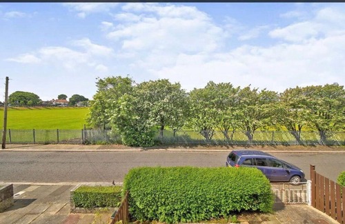 Newcastle-upon-Tyne Villa | Modern Family home large garden free parking