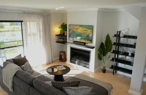 Cape Winelands House | Modern Family Golf Lodge in Winelands Paradise