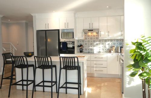 Cape Winelands House | Modern Family Golf Lodge in Winelands Paradise