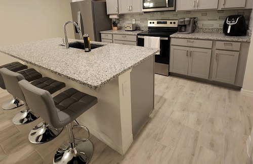 Wellington House | Modern Family home, BBQ for share, Self Check-in
