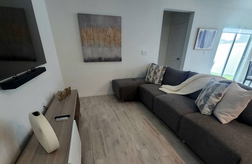 Wellington House | Modern Family home, BBQ for share, Self Check-in