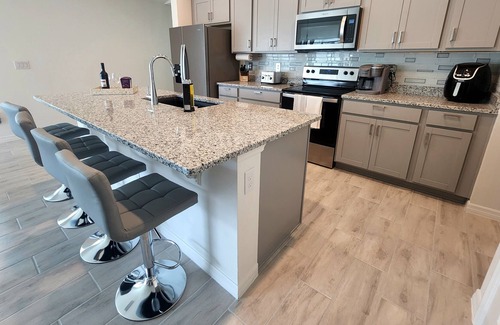 Wellington House | Modern Family home, BBQ for share, Self Check-in