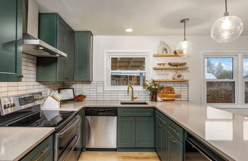 Bethany House | Modern Family Retreat in Bethany