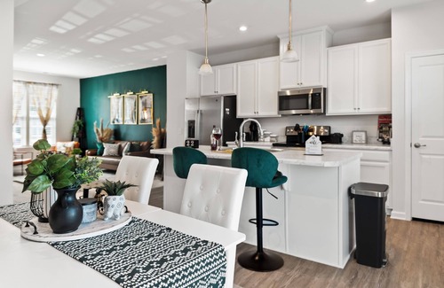 Arcadia House | Modern Family Townhome/Spartanburg Downtown w/PRIVATE BACKYARD