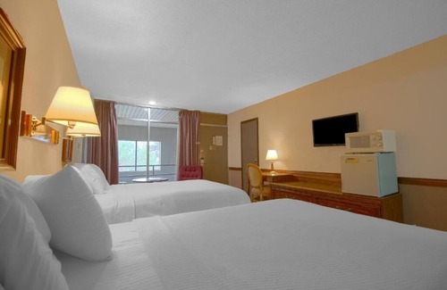 Liberal Hotel | Modern Family Unit, Parking, Pets OK, Near Buffet & Airport